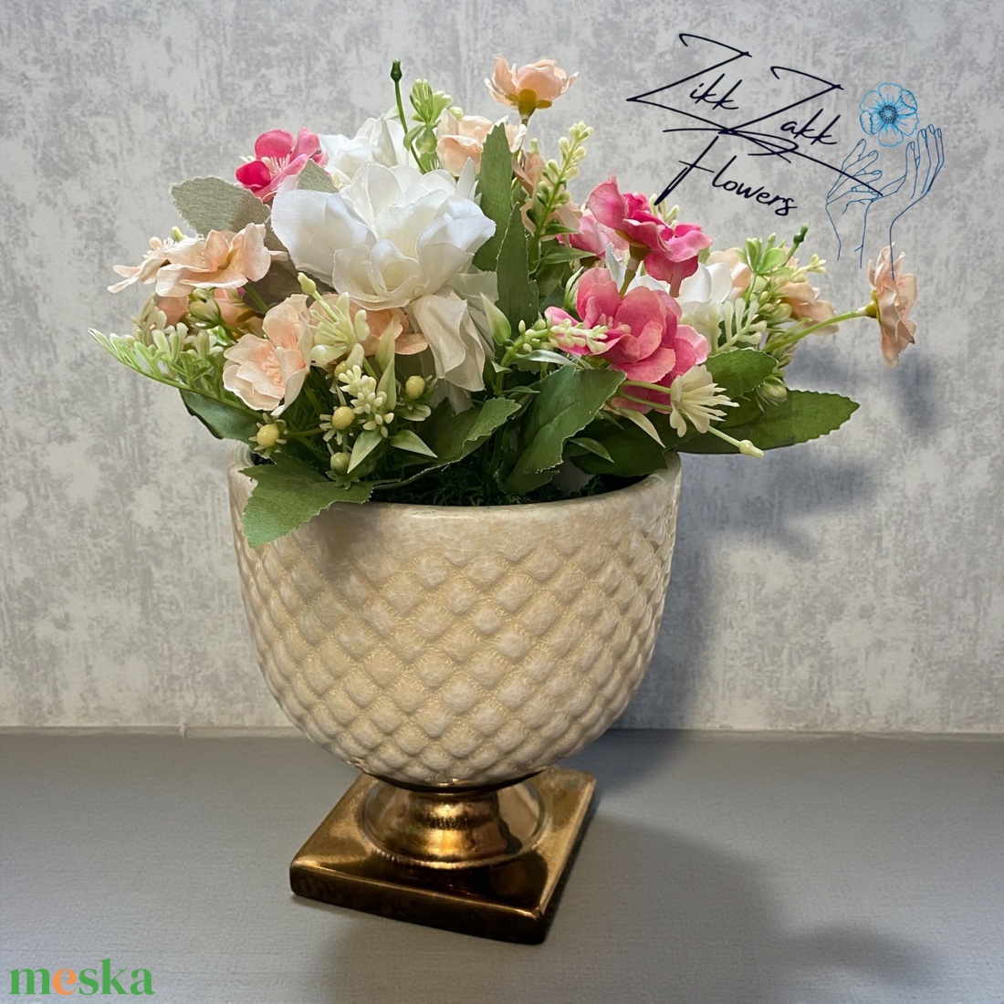 Krém-arany kaspós tavaszi örök virágkompozíció - ünnepi díszek, dekorációk - húsvéti díszek és dekorációk - húsvéti asztaldíszek - Meska.hu