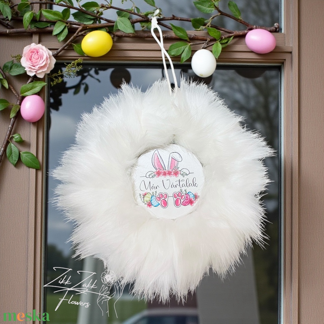 Prémium fehér prémes húsvéti ajtódísz Már Vártalak táblával - ünnepi díszek, dekorációk - húsvéti díszek és dekorációk - húsvéti ajtódísz, kopogtató - Meska.hu
