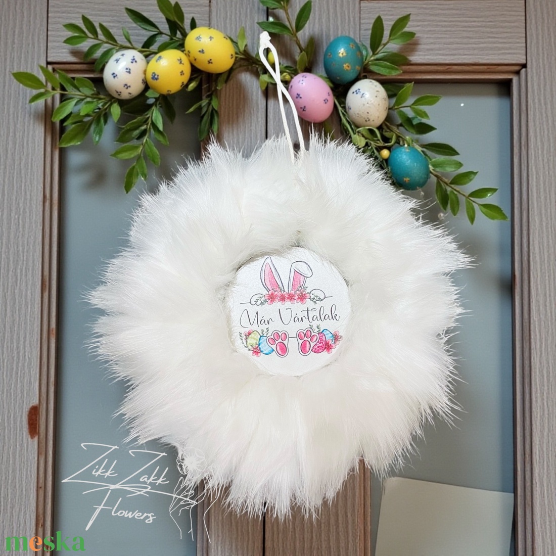 Prémium fehér prémes húsvéti ajtódísz Már Vártalak táblával - ünnepi díszek, dekorációk - húsvéti díszek és dekorációk - húsvéti ajtódísz, kopogtató - Meska.hu