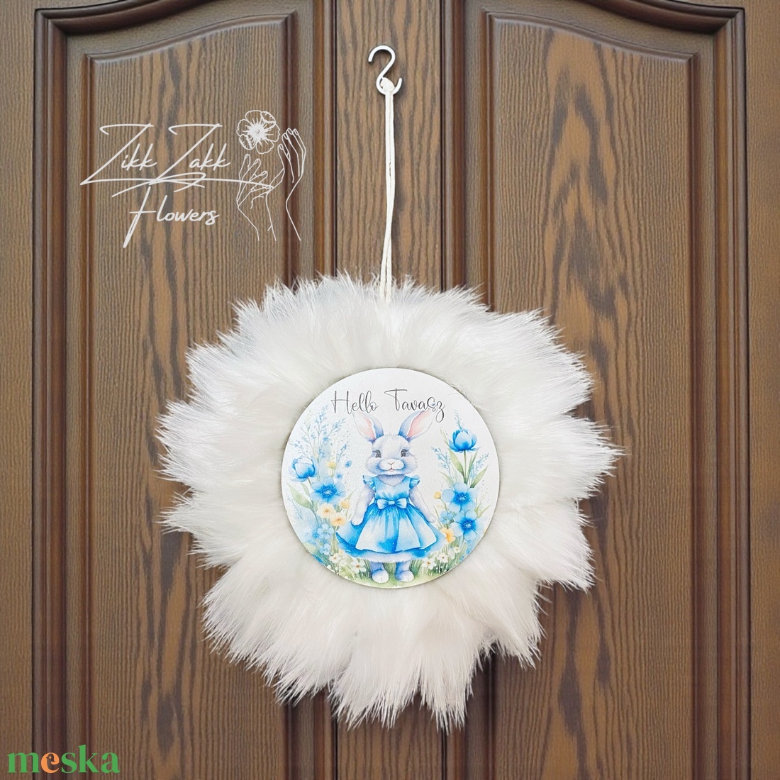 Fehér prémes húsvéti ajtódísz Hello Tavasz nyuszis táblával - ünnepi díszek, dekorációk - húsvéti díszek és dekorációk - húsvéti ajtódísz, kopogtató - Meska.hu