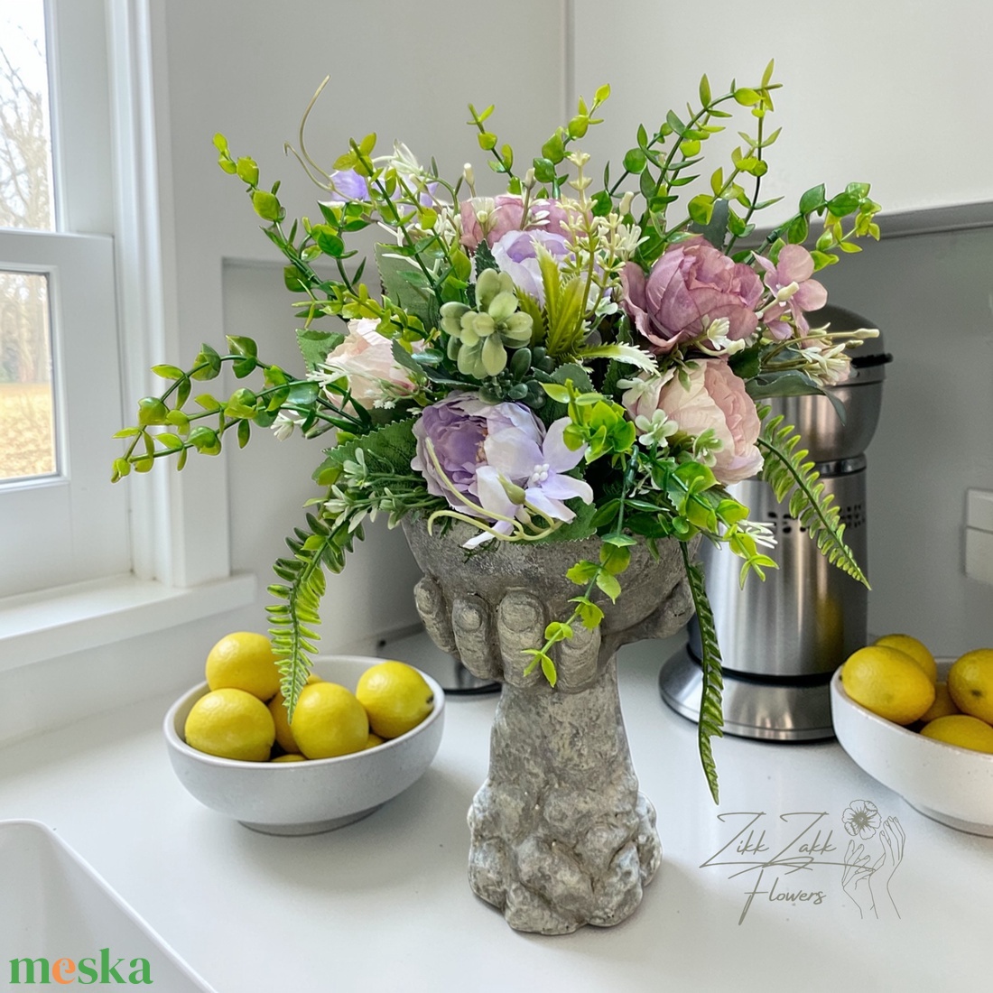 Kéz formájú kaspó virágkompozícióval - otthon & életmód - virágdekoráció - virágdíszek - asztali virágdísz - Meska.hu