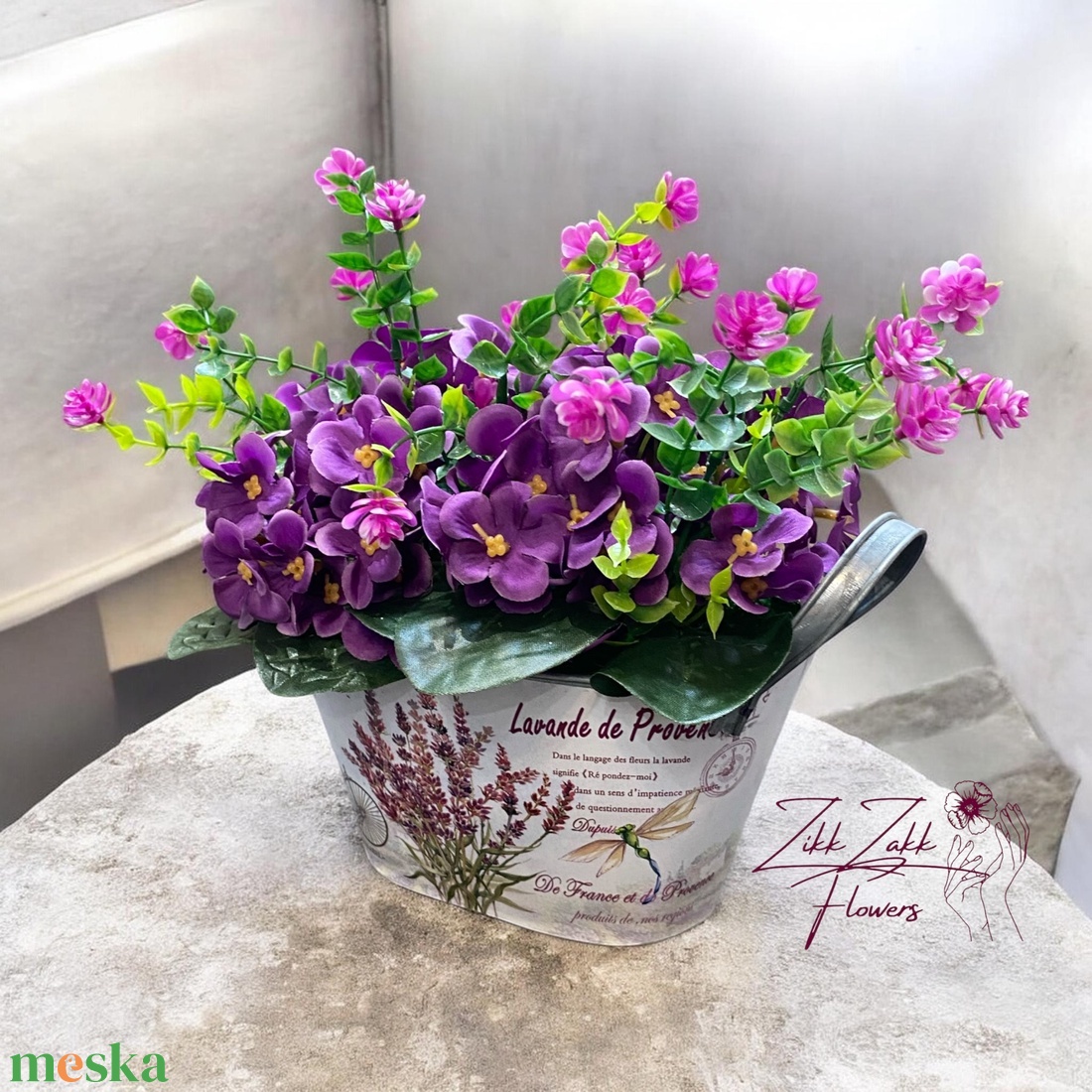 Ibolya kompozíció levendulás fém kaspóban - otthon & életmód - virágdekoráció - virágdíszek - asztali virágdísz - Meska.hu