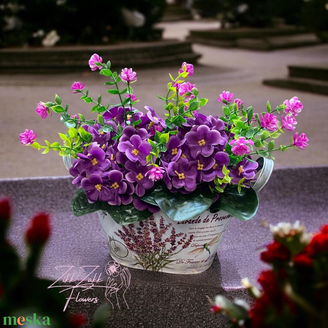 Ibolya kompozíció levendulás fém kaspóban - otthon & életmód - virágdekoráció - virágdíszek - asztali virágdísz - Meska.hu