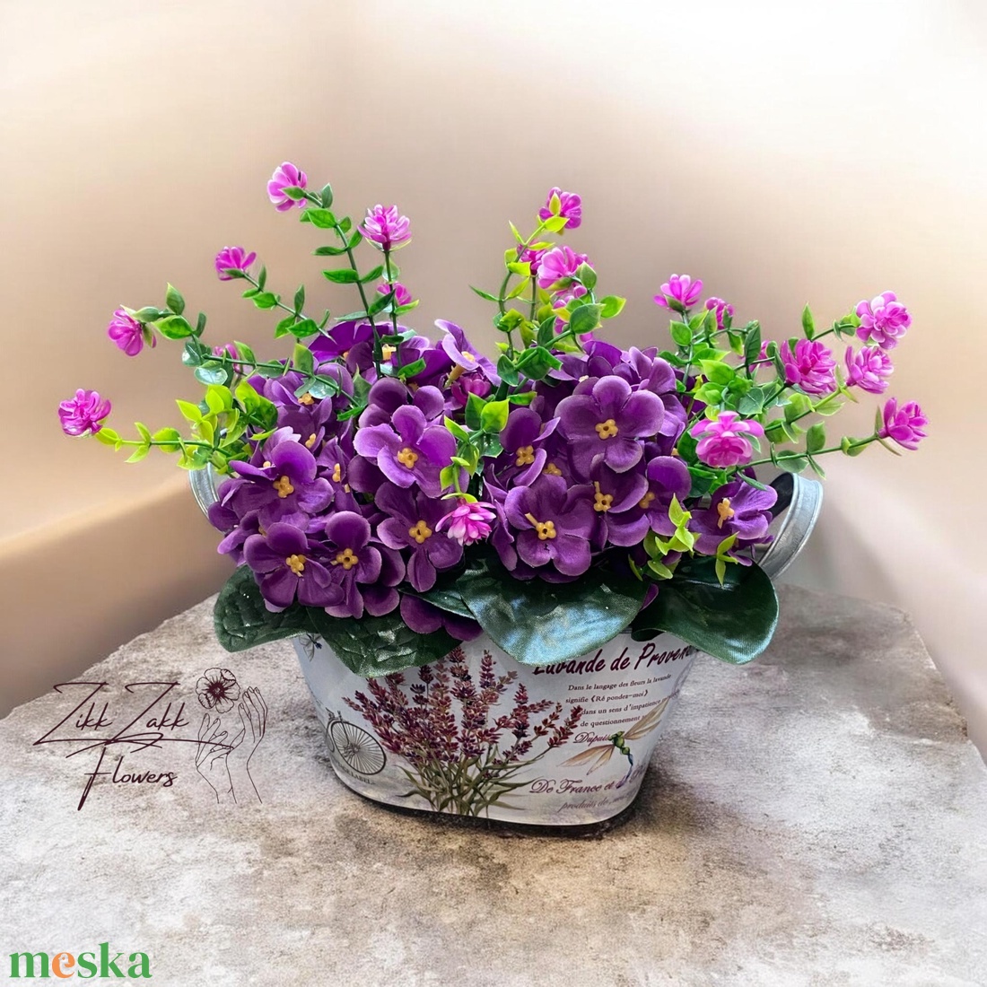 Ibolya kompozíció levendulás fém kaspóban - otthon & életmód - virágdekoráció - virágdíszek - asztali virágdísz - Meska.hu