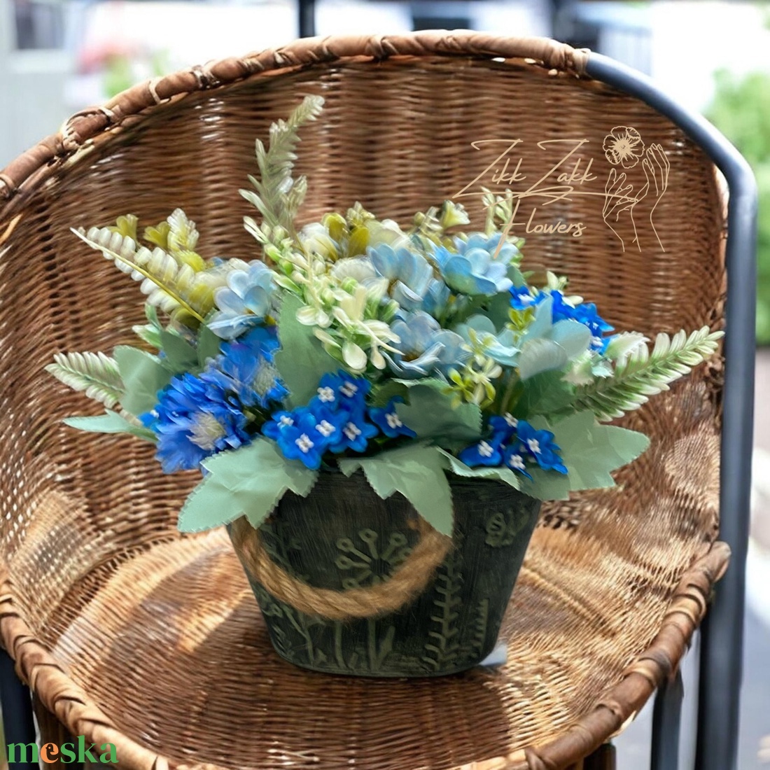 Kék virág kompozíció rusztikus kaspóban - otthon & életmód - virágdekoráció - virágdíszek - asztali virágdísz - Meska.hu