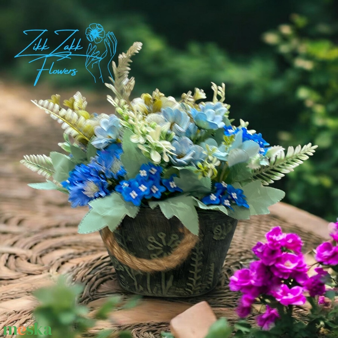 Kék virág kompozíció rusztikus kaspóban - otthon & életmód - virágdekoráció - virágdíszek - asztali virágdísz - Meska.hu
