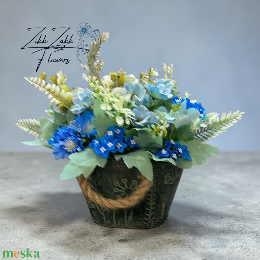 Kék virág kompozíció rusztikus kaspóban - otthon & életmód - virágdekoráció - virágdíszek - asztali virágdísz - Meska.hu