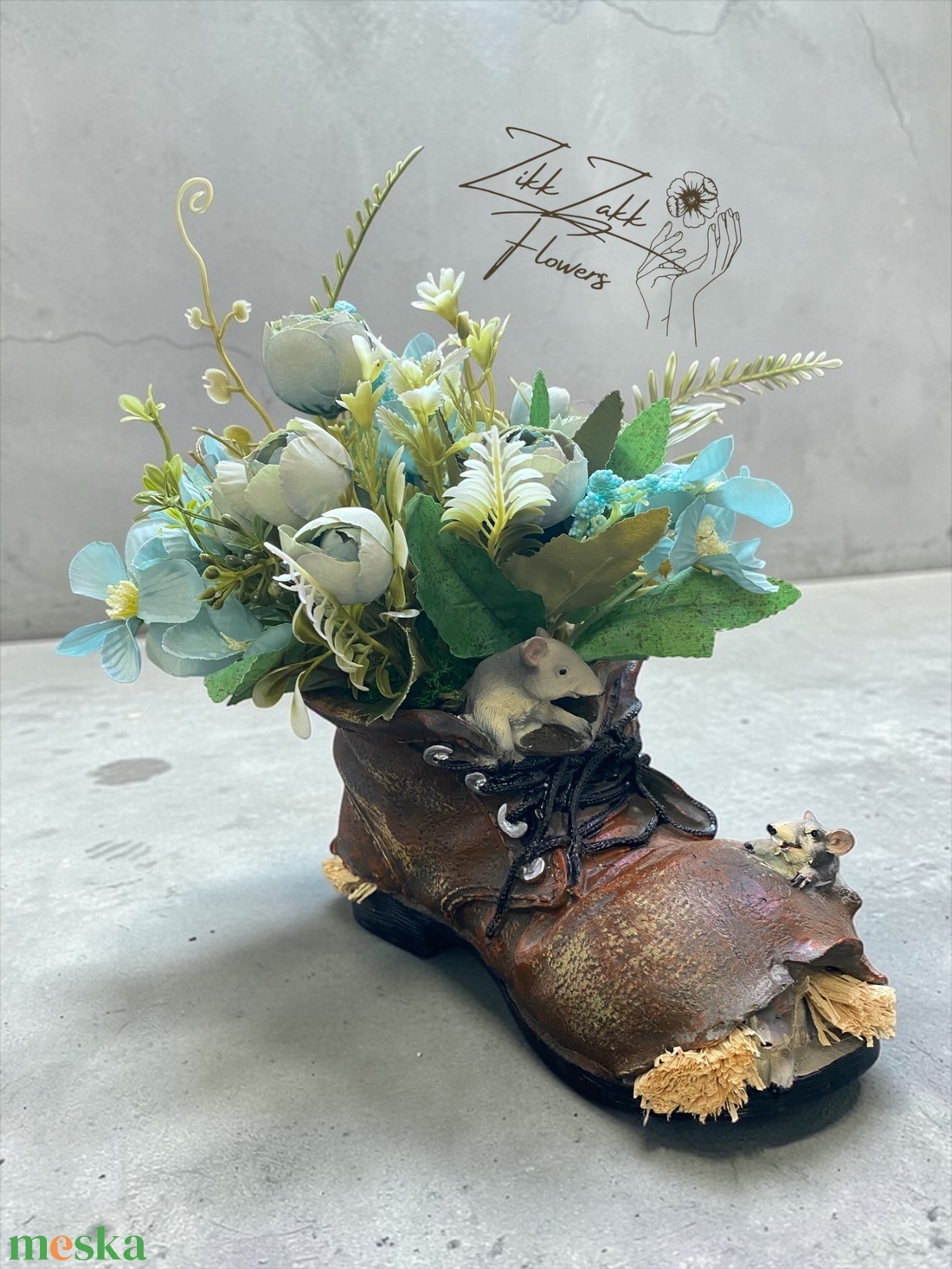 Egérkés bakancs kaspó virágkompozícióval - otthon & életmód - dekoráció - asztal és polc dekoráció - asztaldísz - Meska.hu