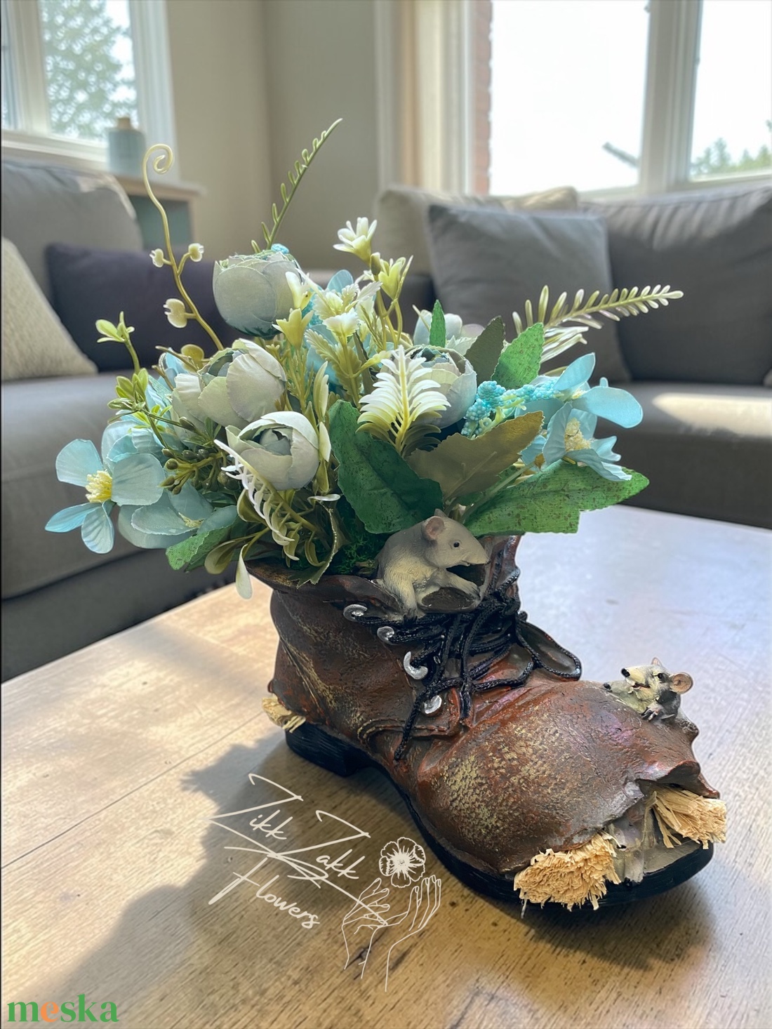 Egérkés bakancs kaspó virágkompozícióval - otthon & életmód - dekoráció - asztal és polc dekoráció - asztaldísz - Meska.hu