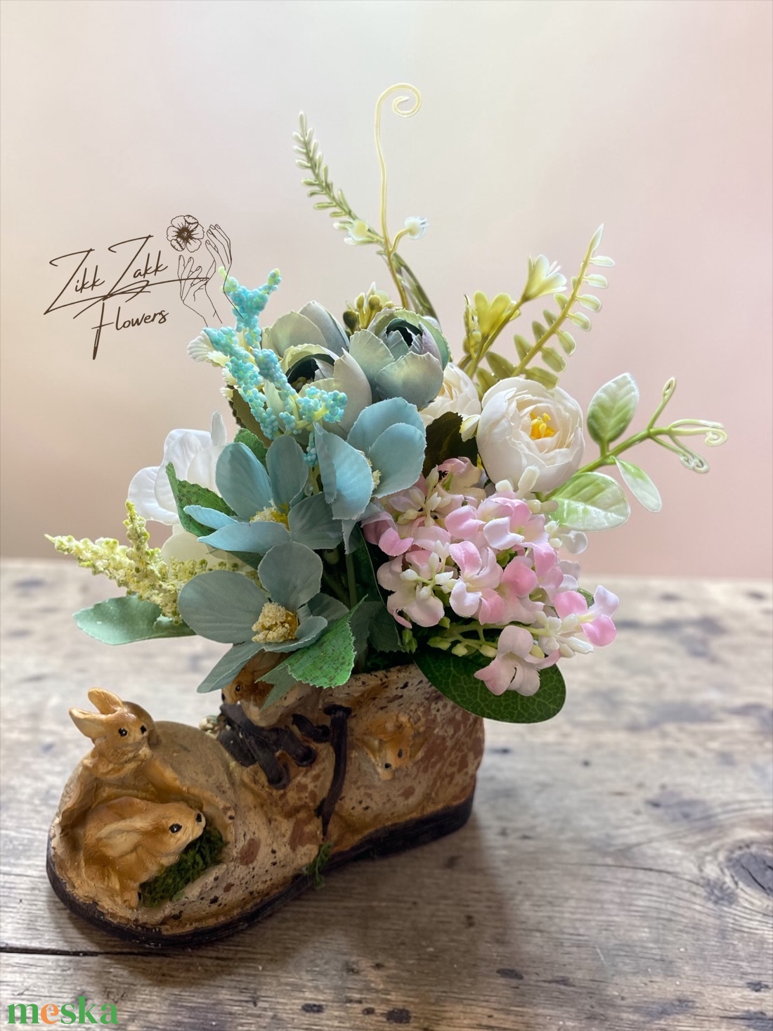 Nyuszis bakancs kaspó virágkompozícióval - otthon & életmód - dekoráció - asztal és polc dekoráció - asztaldísz - Meska.hu