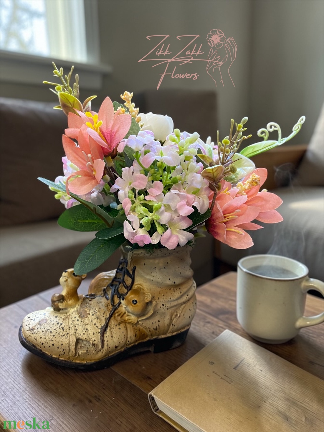 Mókusos bakancs kaspó tavaszi virágkompozícióval - otthon & életmód - virágdekoráció - virágdíszek - asztali virágdísz - Meska.hu