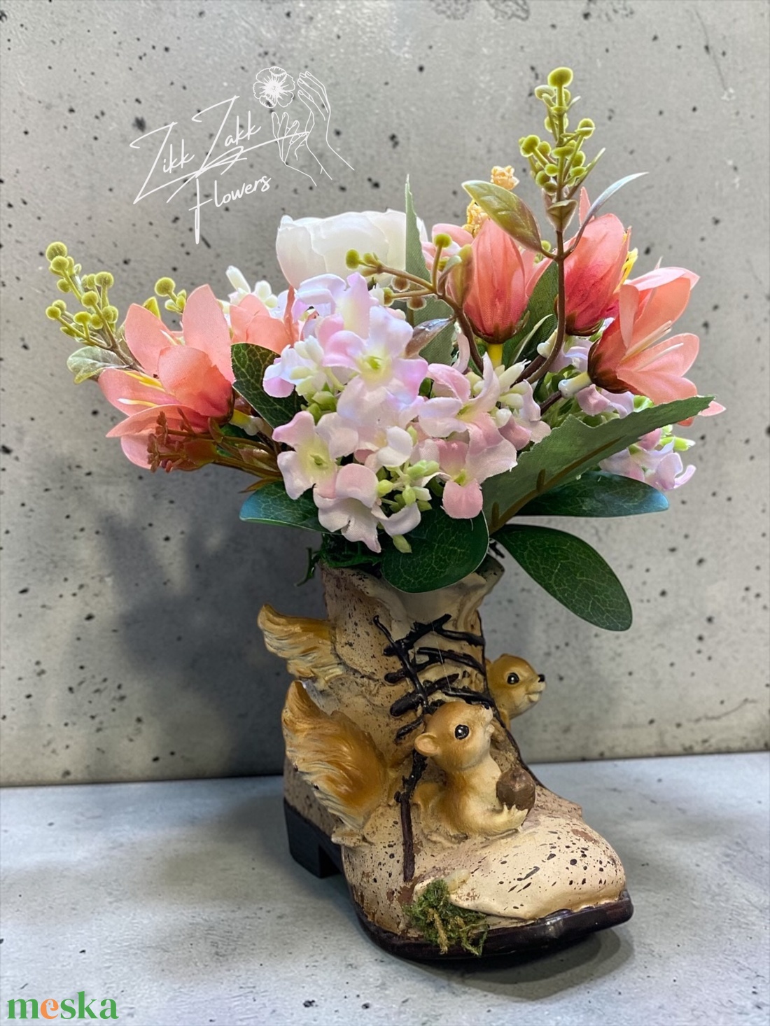 Mókusos bakancs kaspó tavaszi virágkompozícióval - otthon & életmód - virágdekoráció - virágdíszek - asztali virágdísz - Meska.hu