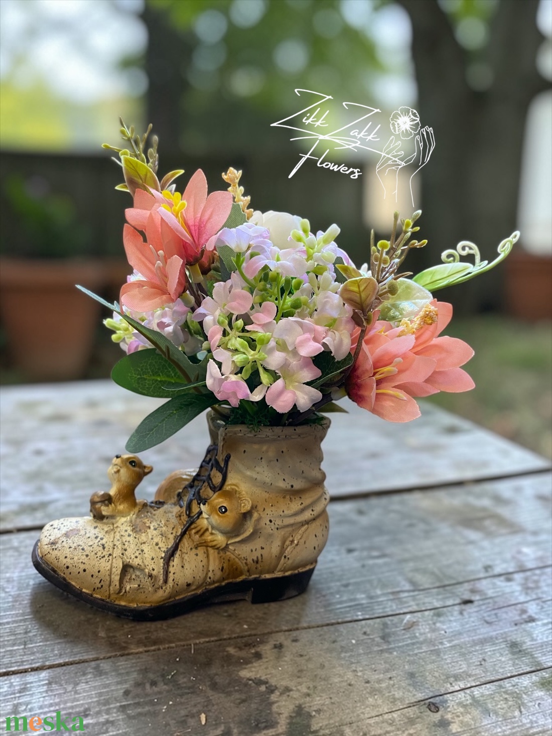 Mókusos bakancs kaspó tavaszi virágkompozícióval - otthon & életmód - virágdekoráció - virágdíszek - asztali virágdísz - Meska.hu