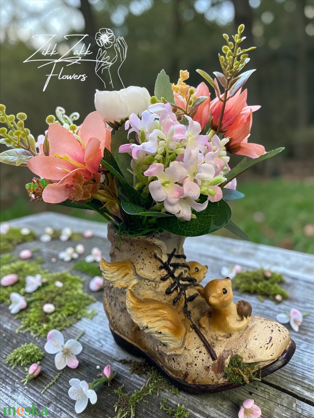 Mókusos bakancs kaspó tavaszi virágkompozícióval - otthon & életmód - virágdekoráció - virágdíszek - asztali virágdísz - Meska.hu