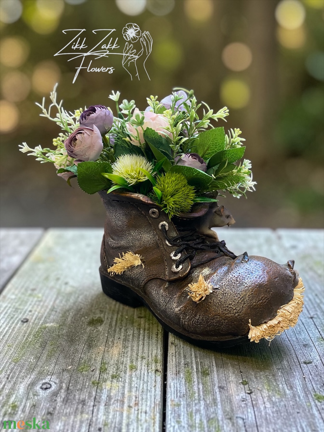 Egérkés bakancs kaspó lila virágkompozícióval - otthon & életmód - dekoráció - asztal és polc dekoráció - asztaldísz - Meska.hu