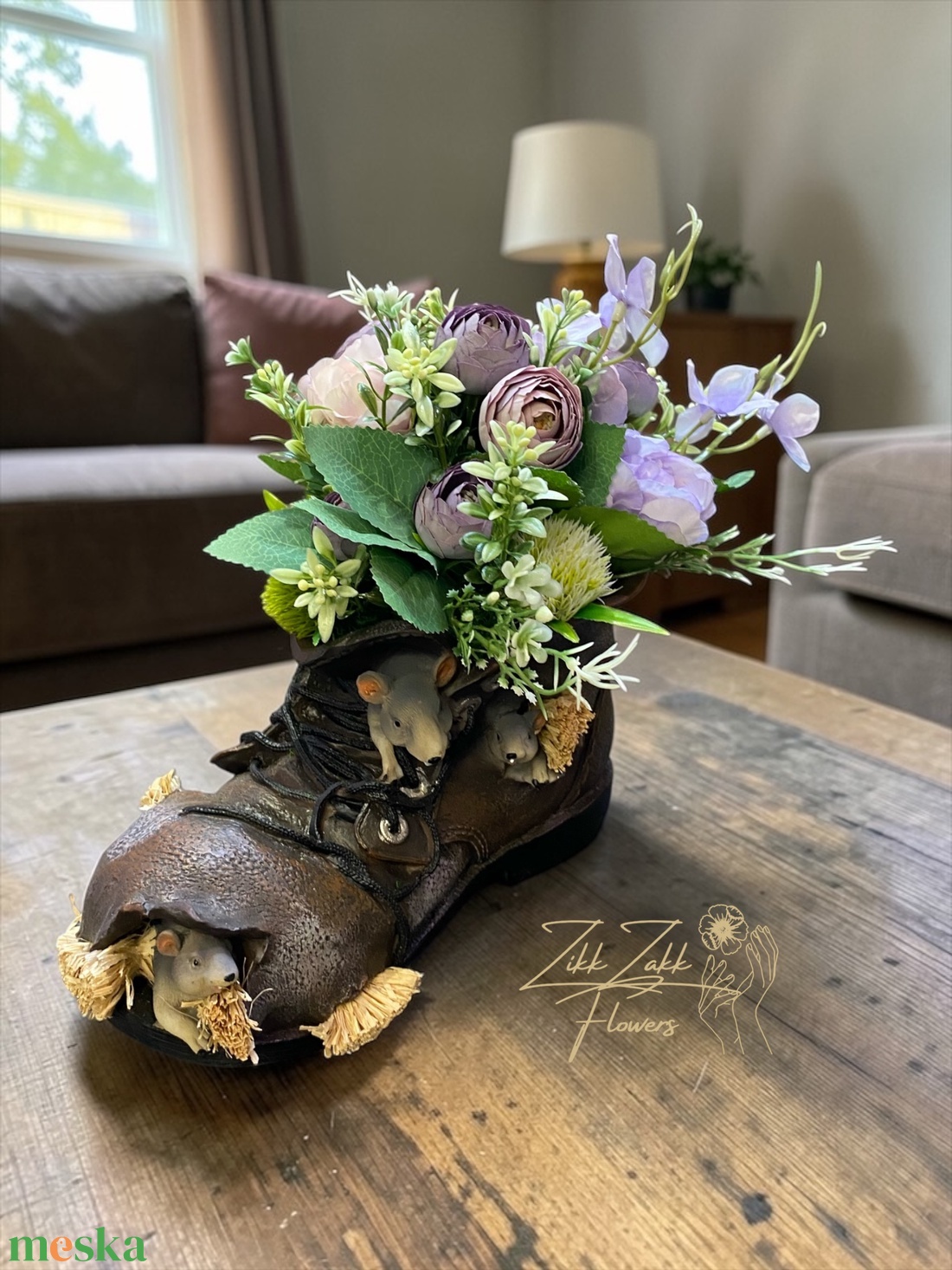 Egérkés bakancs kaspó lila virágkompozícióval - otthon & életmód - dekoráció - asztal és polc dekoráció - asztaldísz - Meska.hu