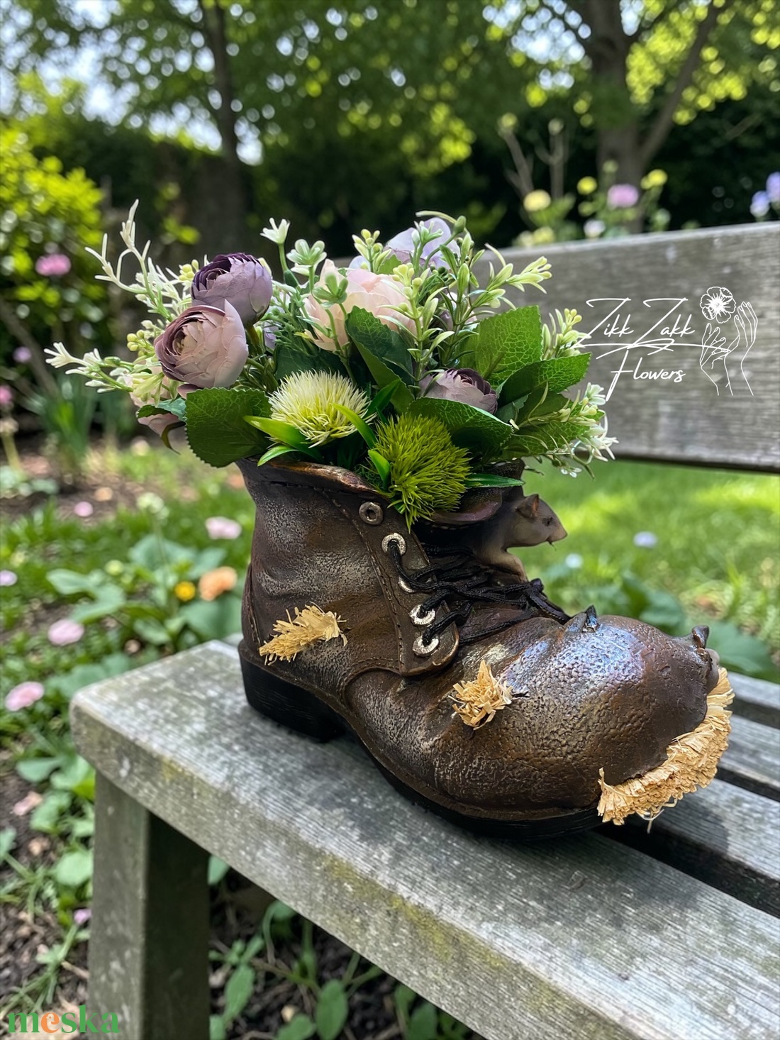 Egérkés bakancs kaspó lila virágkompozícióval - otthon & életmód - dekoráció - asztal és polc dekoráció - asztaldísz - Meska.hu