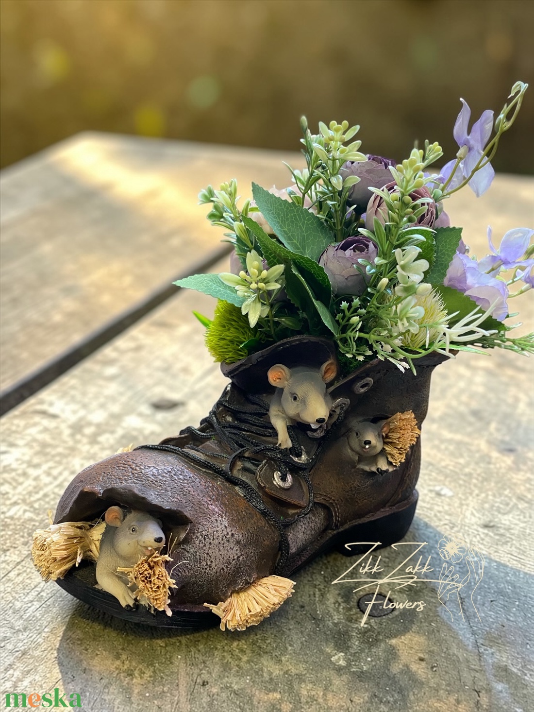 Egérkés bakancs kaspó lila virágkompozícióval - otthon & életmód - dekoráció - asztal és polc dekoráció - asztaldísz - Meska.hu