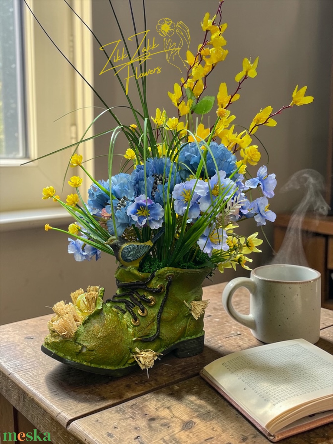 Madaras bakancs kaspó tavaszi virágkompozícióval - otthon & életmód - dekoráció - asztal és polc dekoráció - asztaldísz - Meska.hu