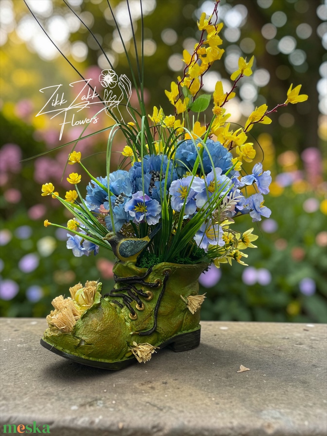 Madaras bakancs kaspó tavaszi virágkompozícióval - otthon & életmód - dekoráció - asztal és polc dekoráció - asztaldísz - Meska.hu