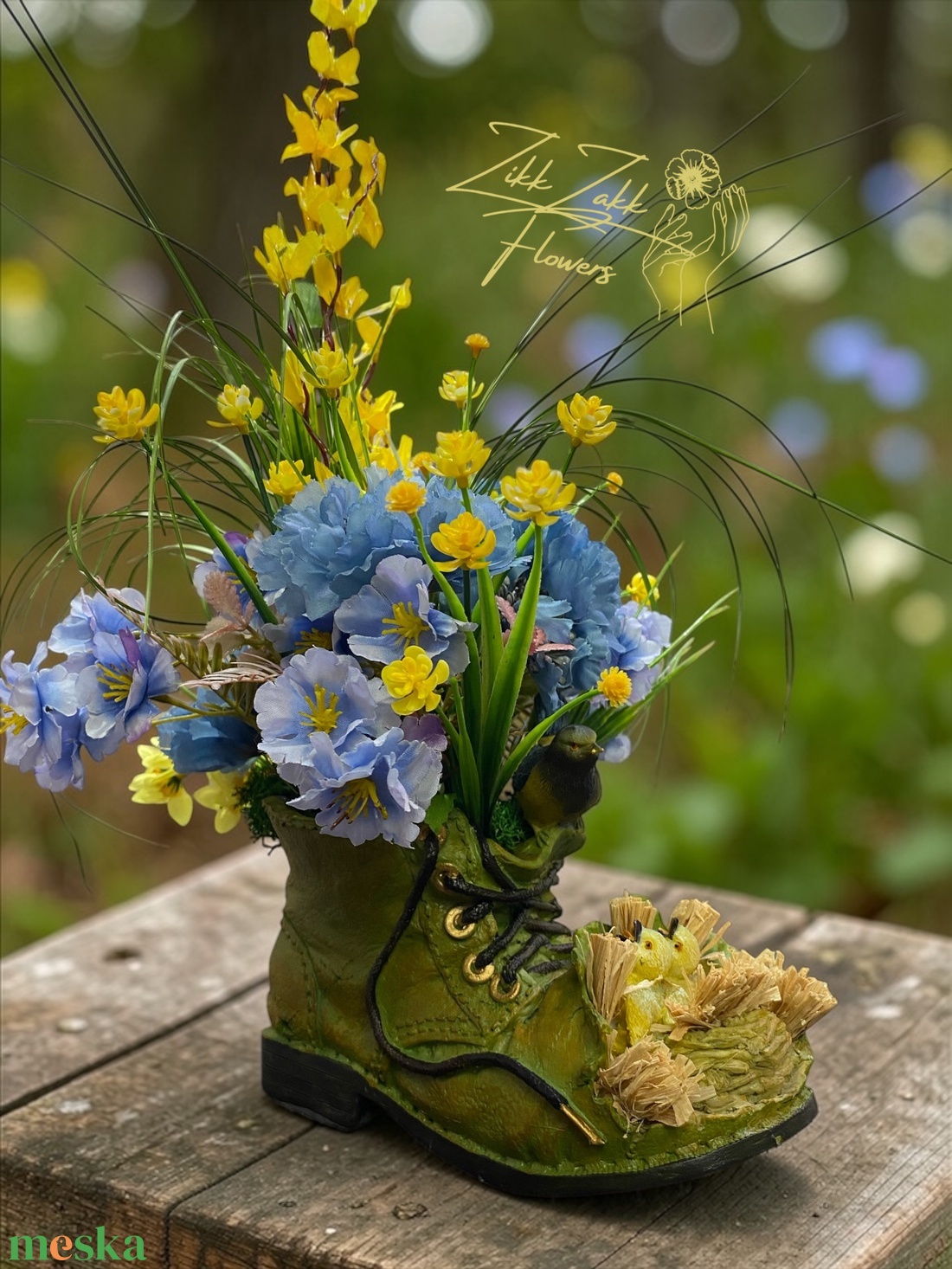 Madaras bakancs kaspó tavaszi virágkompozícióval - otthon & életmód - dekoráció - asztal és polc dekoráció - asztaldísz - Meska.hu