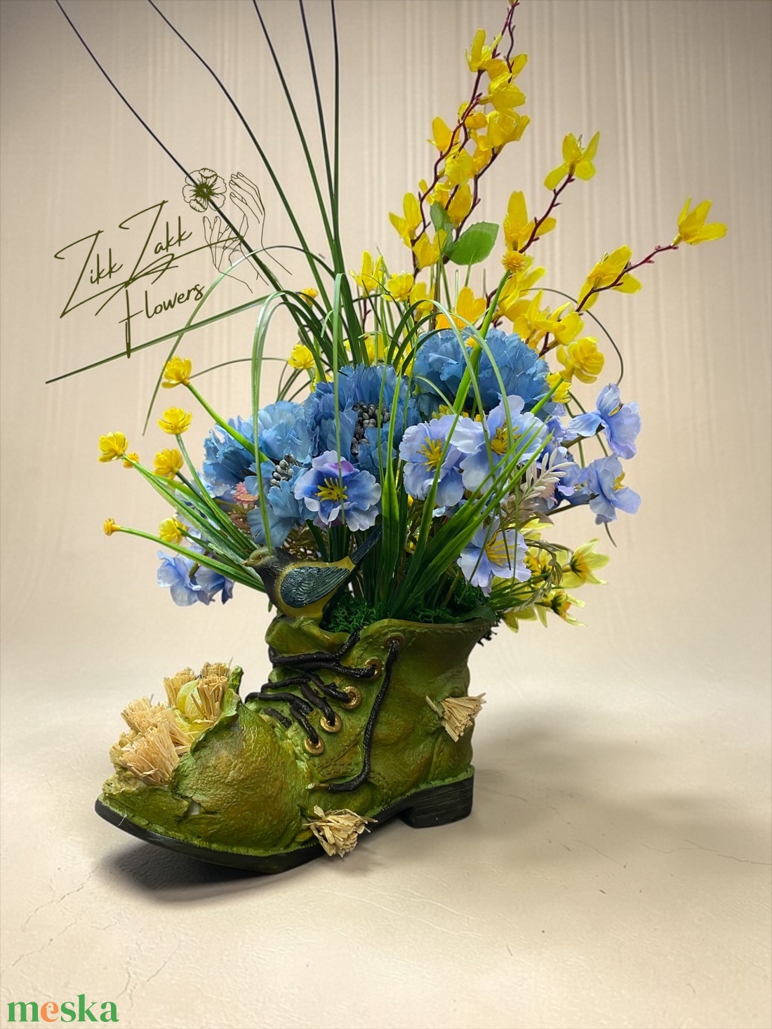 Madaras bakancs kaspó tavaszi virágkompozícióval - otthon & életmód - dekoráció - asztal és polc dekoráció - asztaldísz - Meska.hu