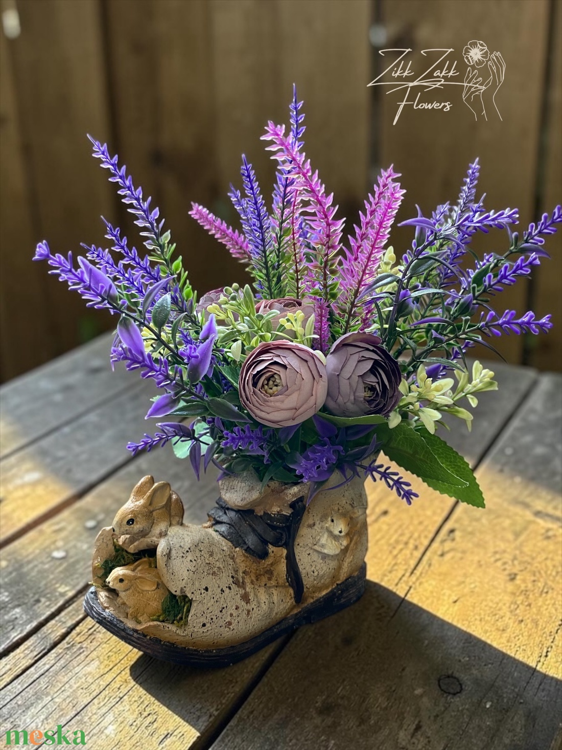 Lila mezős hangulatú nyuszis bakancs kaspó - otthon & életmód - virágdekoráció - virágdíszek - virágdísz kaspóban - Meska.hu