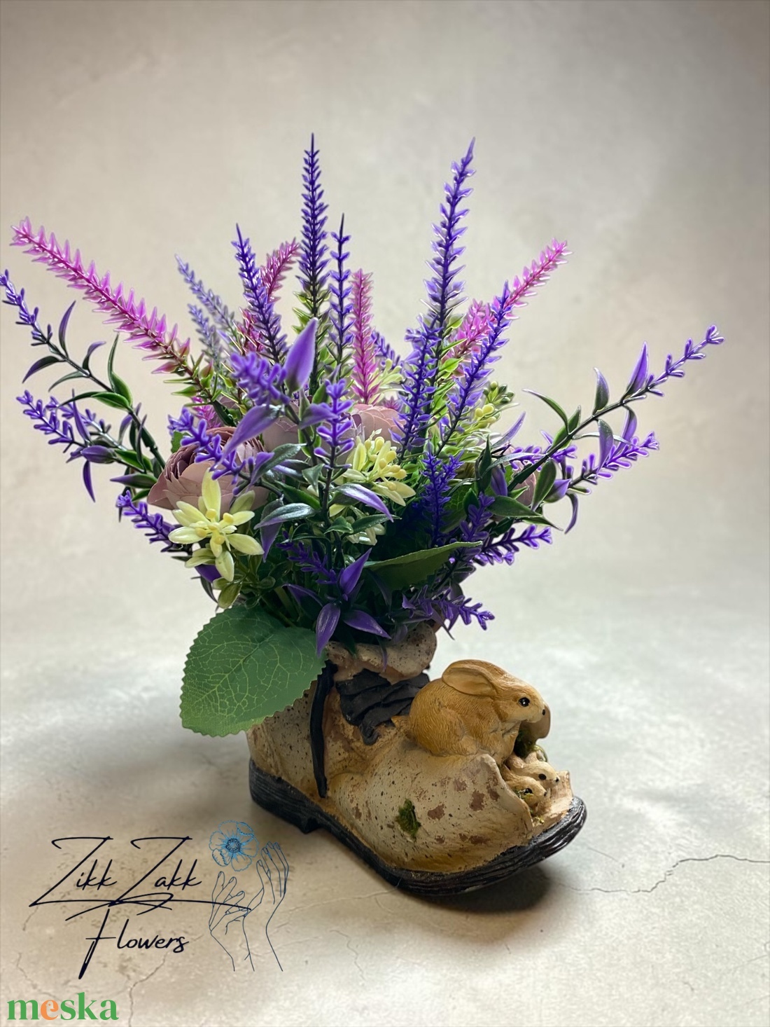 Lila mezős hangulatú nyuszis bakancs kaspó - otthon & életmód - virágdekoráció - virágdíszek - virágdísz kaspóban - Meska.hu