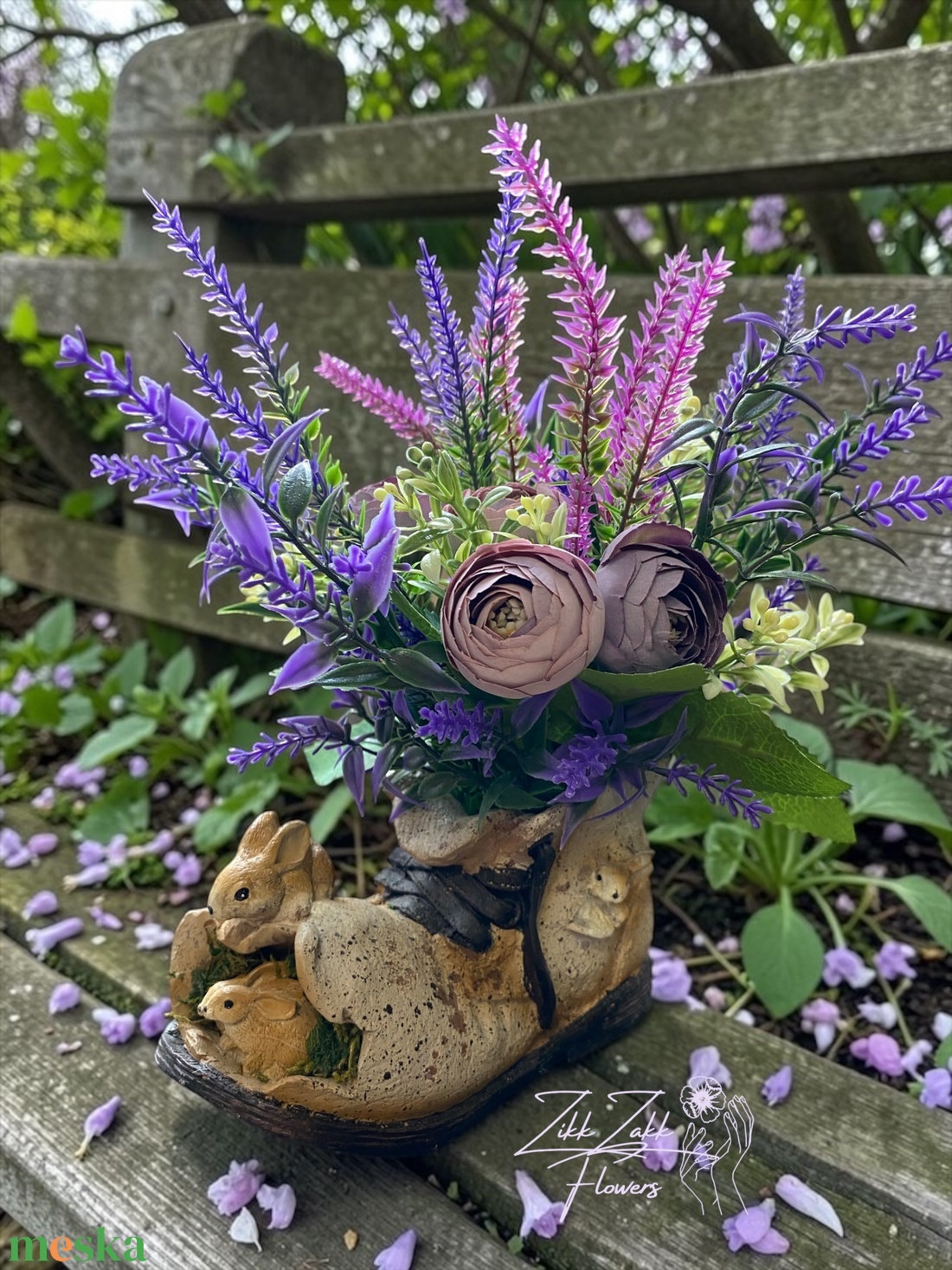 Lila mezős hangulatú nyuszis bakancs kaspó - otthon & életmód - virágdekoráció - virágdíszek - virágdísz kaspóban - Meska.hu