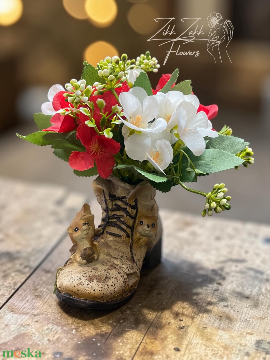 Virágkompozíció dekor bakancs kaspóban � mókus figurával - otthon & életmód - virágdekoráció - virágdíszek - asztali virágdísz - Meska.hu