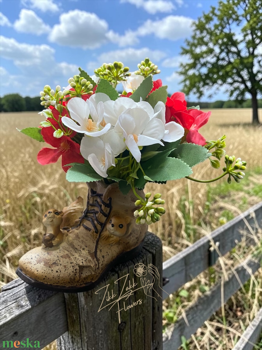 Virágkompozíció dekor bakancs kaspóban � mókus figurával - otthon & életmód - virágdekoráció - virágdíszek - asztali virágdísz - Meska.hu