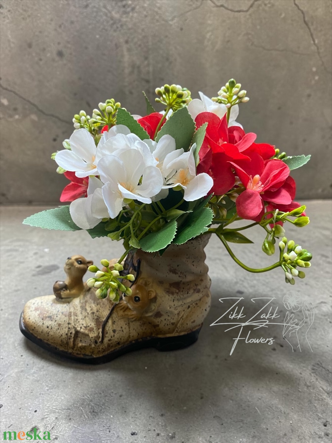 Virágkompozíció dekor bakancs kaspóban � mókus figurával - otthon & életmód - virágdekoráció - virágdíszek - asztali virágdísz - Meska.hu