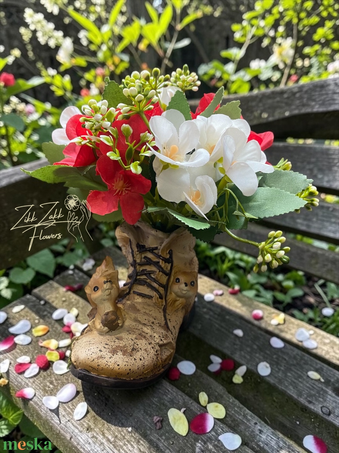 Virágkompozíció dekor bakancs kaspóban � mókus figurával - otthon & életmód - virágdekoráció - virágdíszek - asztali virágdísz - Meska.hu
