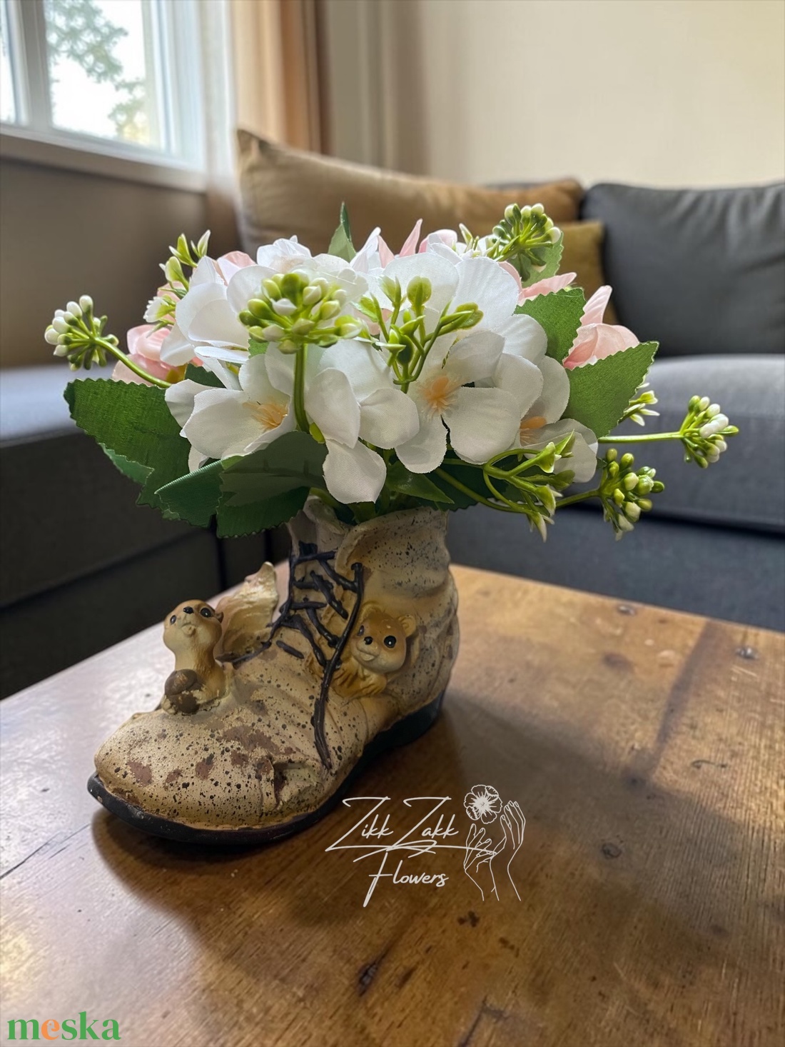 Virágkompozíció dekor bakancs kaspóban - otthon & életmód - virágdekoráció - virágdíszek - asztali virágdísz - Meska.hu