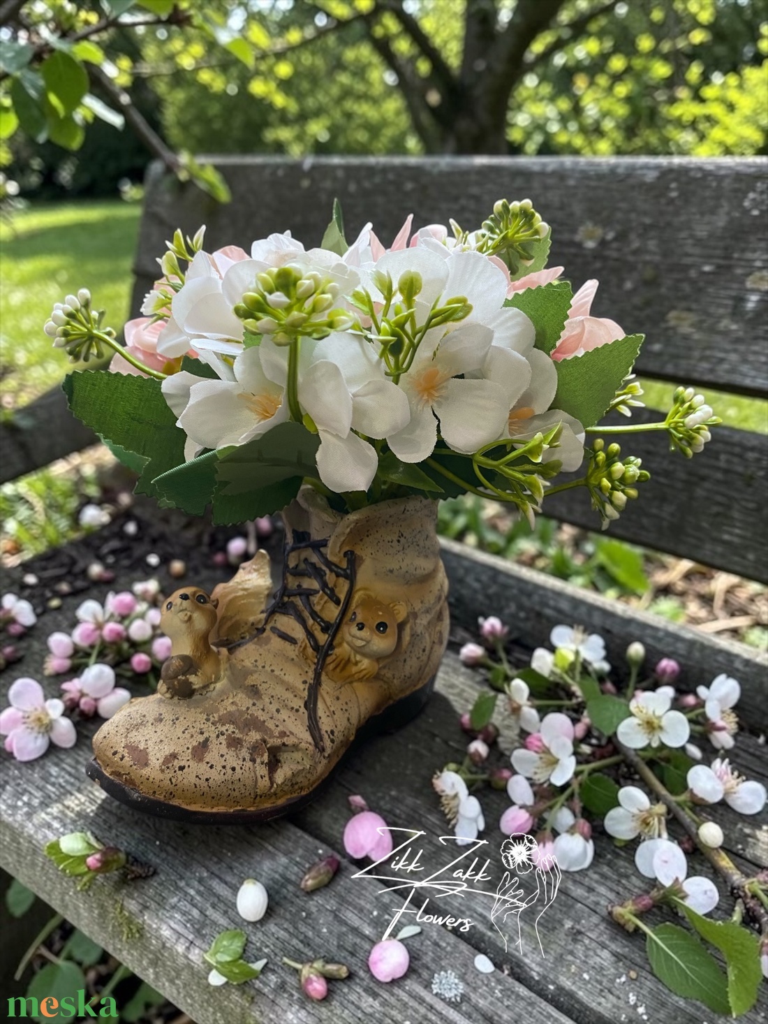 Virágkompozíció dekor bakancs kaspóban - otthon & életmód - virágdekoráció - virágdíszek - asztali virágdísz - Meska.hu