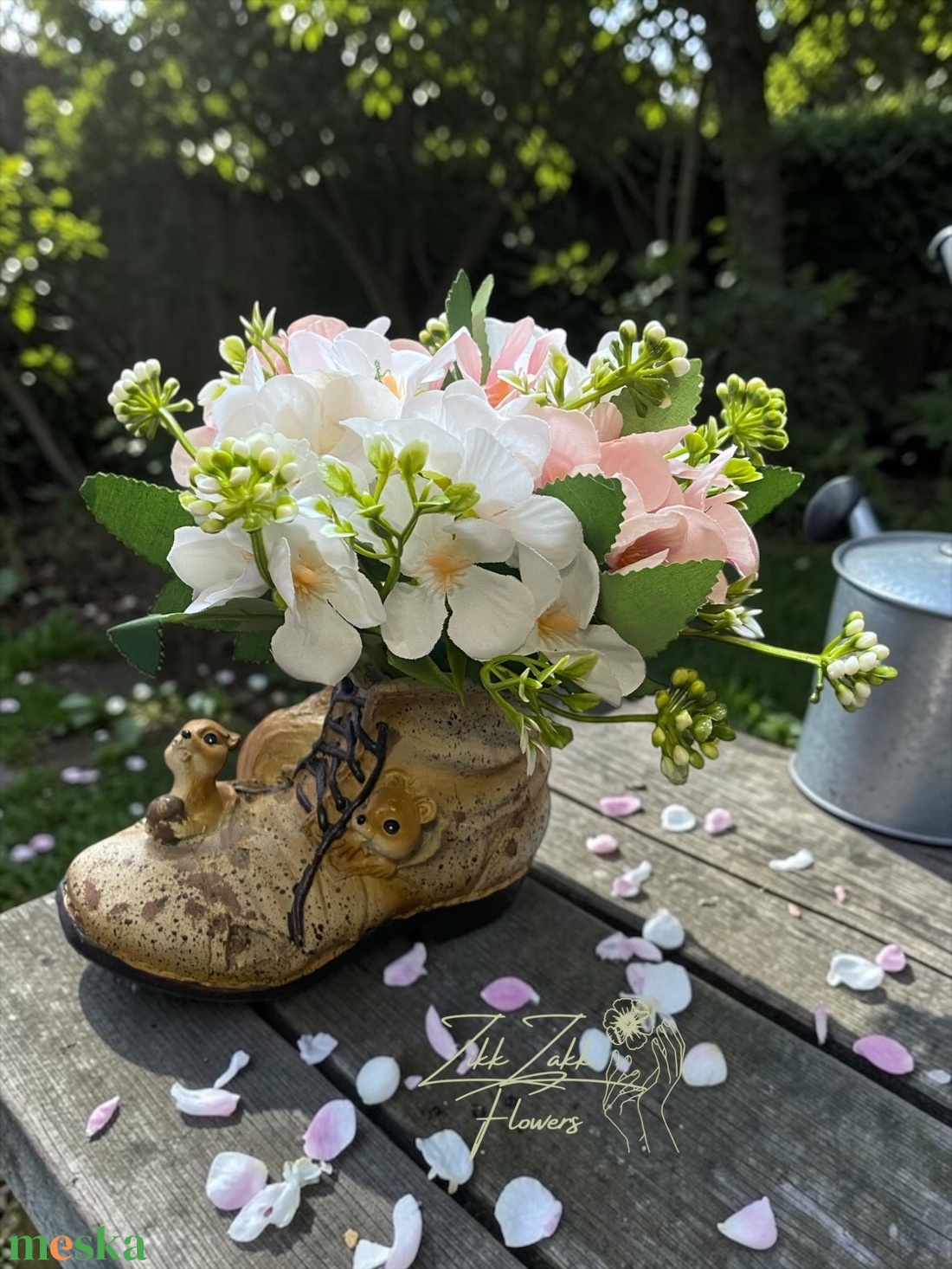 Virágkompozíció dekor bakancs kaspóban - otthon & életmód - virágdekoráció - virágdíszek - asztali virágdísz - Meska.hu