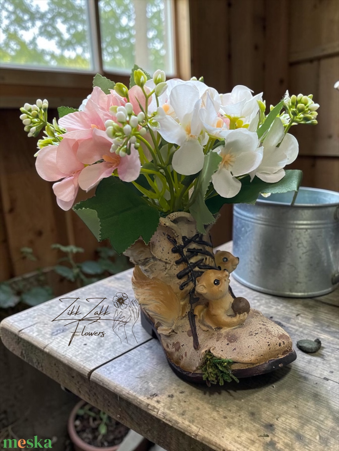 Virágkompozíció dekor bakancs kaspóban - otthon & életmód - virágdekoráció - virágdíszek - asztali virágdísz - Meska.hu