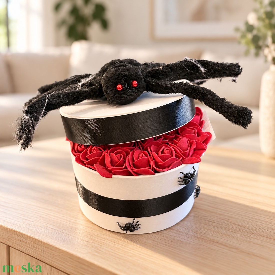 Piros rózsás Halloween virágbox óriáspókkal � kb. 30 � 22 cm - otthon & életmód - dekoráció - halloween - halloweeni asztaldísz - Meska.hu