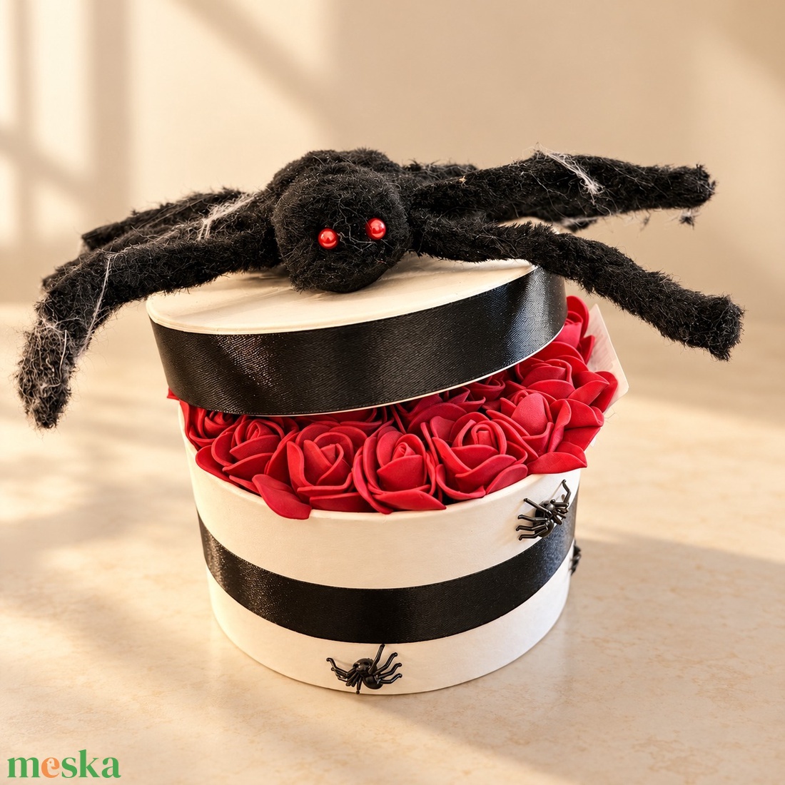 Piros rózsás Halloween virágbox óriáspókkal � kb. 30 � 22 cm - otthon & életmód - dekoráció - halloween - halloweeni asztaldísz - Meska.hu