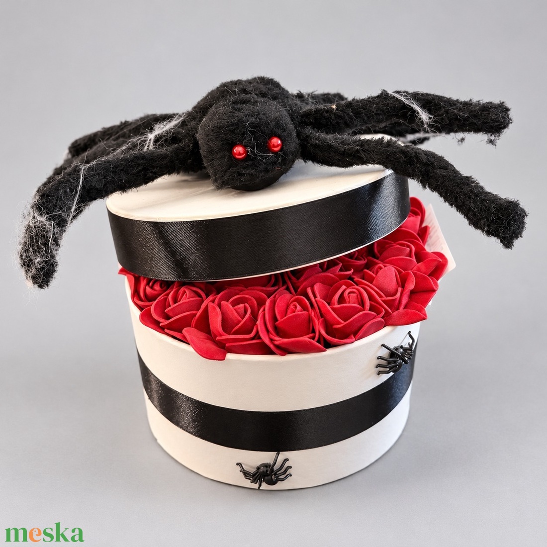 Piros rózsás Halloween virágbox óriáspókkal � kb. 30 � 22 cm - otthon & életmód - dekoráció - halloween - halloweeni asztaldísz - Meska.hu