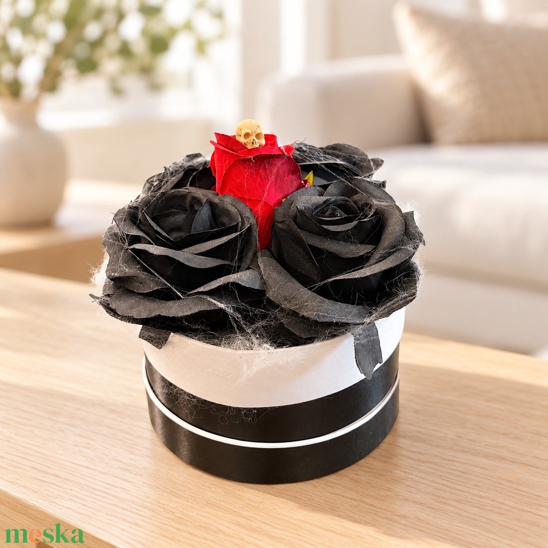 Fekete�piros rózsás mini Halloween virágbox koponyával � kb. 15 � 18 cm - otthon & életmód - dekoráció - halloween - halloweeni asztaldísz - Meska.hu