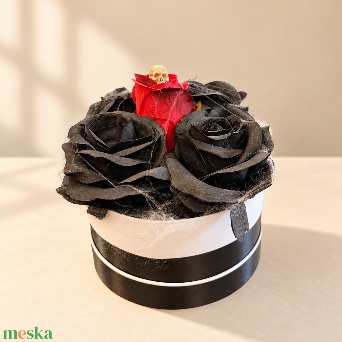 Fekete�piros rózsás mini Halloween virágbox koponyával � kb. 15 � 18 cm - otthon & életmód - dekoráció - halloween - halloweeni asztaldísz - Meska.hu