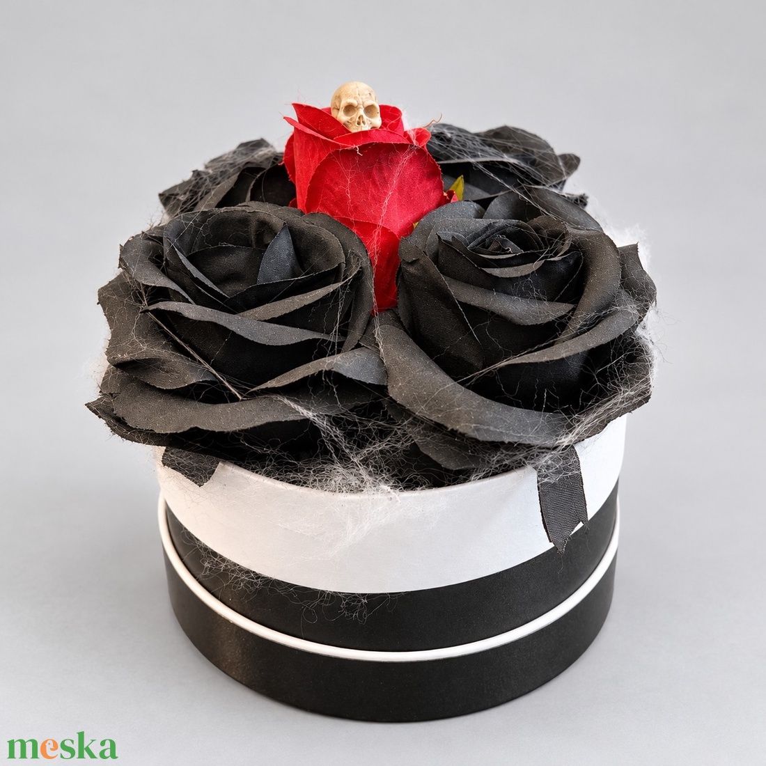 Fekete�piros rózsás mini Halloween virágbox koponyával � kb. 15 � 18 cm - otthon & életmód - dekoráció - halloween - halloweeni asztaldísz - Meska.hu