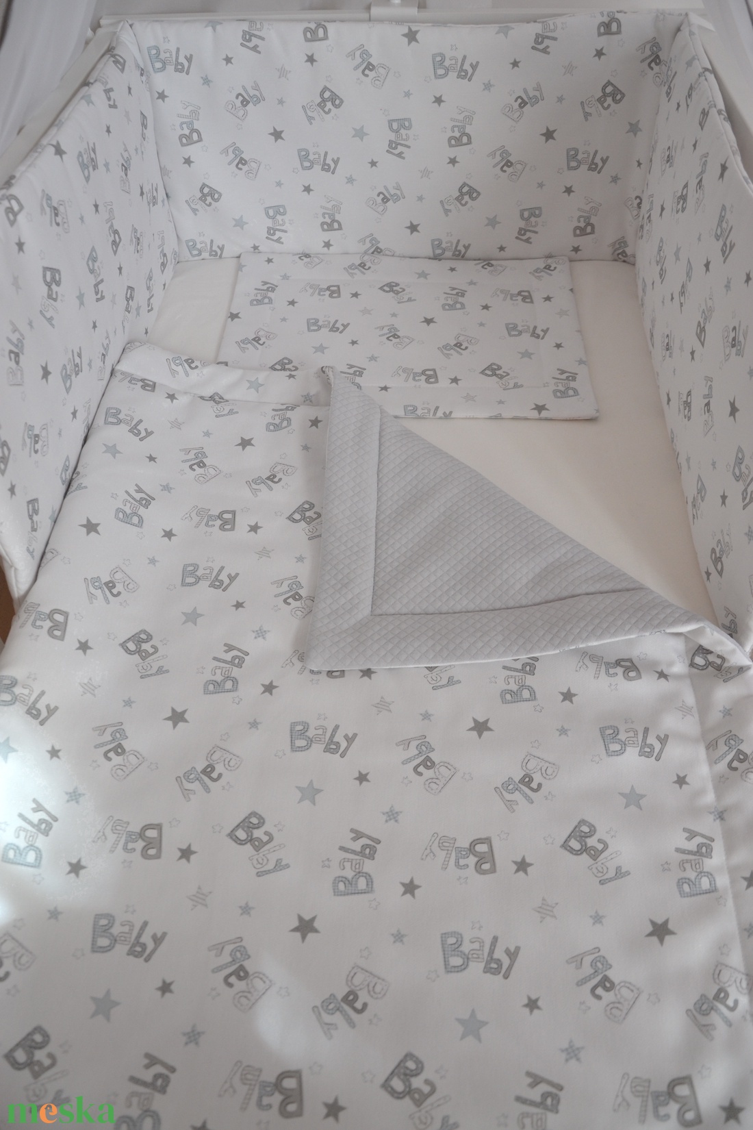 Babagarnitúra, takaró, kispárna és rácsvédő szürke fehér baby feliratos anyagból - otthon & életmód - babaszoba, gyerekszoba - szett kiságyba - Meska.hu Babagarnitúra, takaró, kispárna és rácsvédő szürke fehér baby feliratos anyagból - otthon & életmód - babaszoba, gyerekszoba - szett kiságyba - Meska.hu