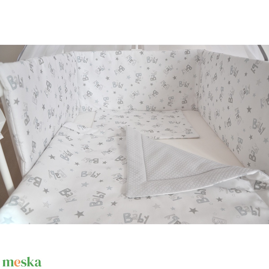 Babagarnitúra, takaró, kispárna és rácsvédő szürke fehér baby feliratos anyagból - otthon & életmód - babaszoba, gyerekszoba - szett kiságyba - Meska.hu Babagarnitúra, takaró, kispárna és rácsvédő szürke fehér baby feliratos anyagból - otthon & életmód - babaszoba, gyerekszoba - szett kiságyba - Meska.hu