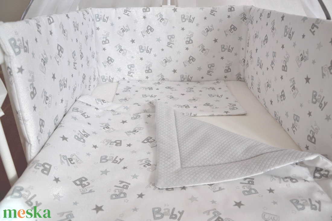 Babagarnitúra, takaró, kispárna és rácsvédő szürke fehér baby feliratos anyagból - otthon & életmód - babaszoba, gyerekszoba - szett kiságyba - Meska.hu Babagarnitúra, takaró, kispárna és rácsvédő szürke fehér baby feliratos anyagból - otthon & életmód - babaszoba, gyerekszoba - szett kiságyba - Meska.hu