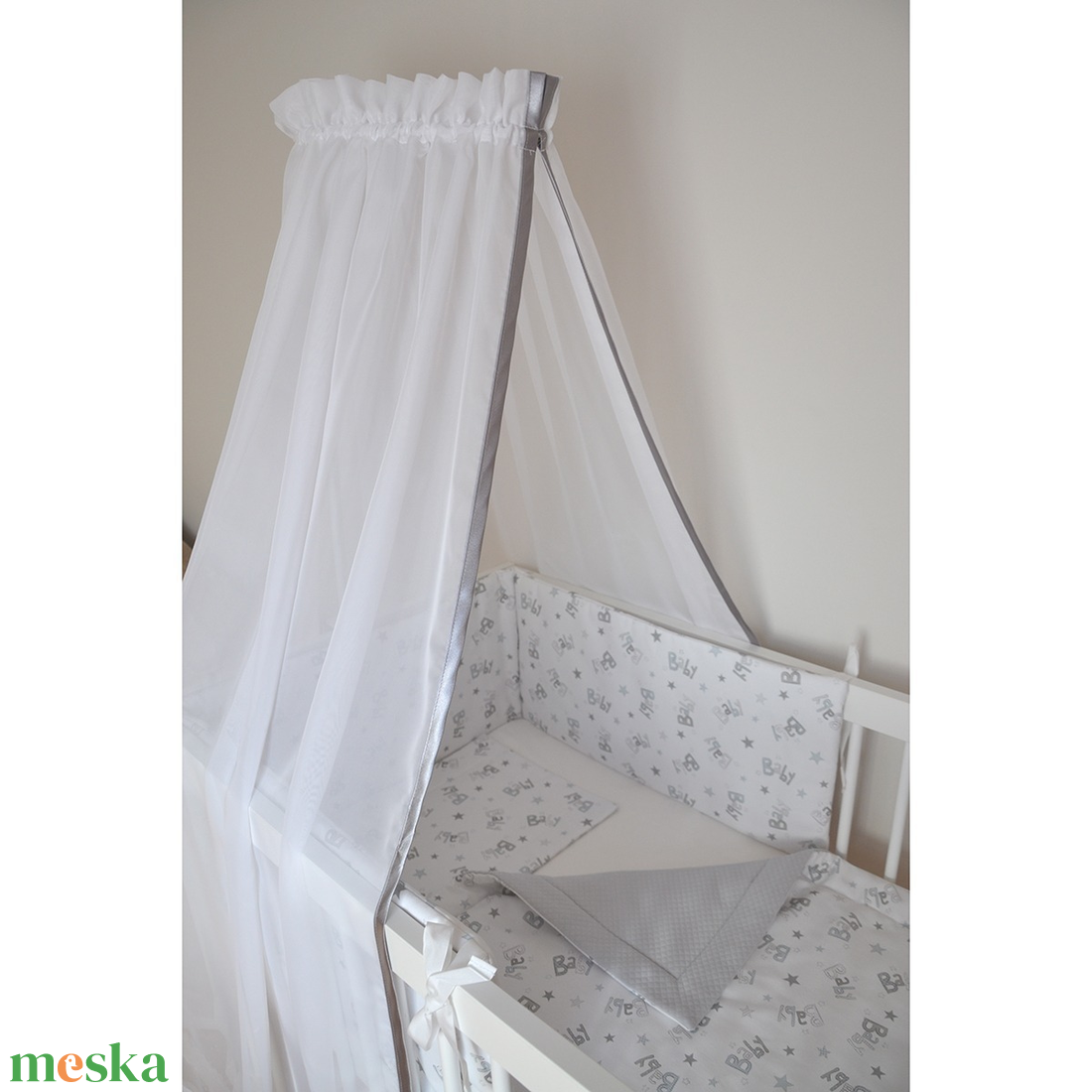 Baldachinos garnitúra kiságyba, szürke-fehér Baby feliratos anyagból babaágynemű szett - otthon & életmód - babaszoba, gyerekszoba - szett kiságyba - Meska.hu Baldachinos garnitúra kiságyba, szürke-fehér Baby feliratos anyagból babaágynemű szett - otthon & életmód - babaszoba, gyerekszoba - szett kiságyba - Meska.hu