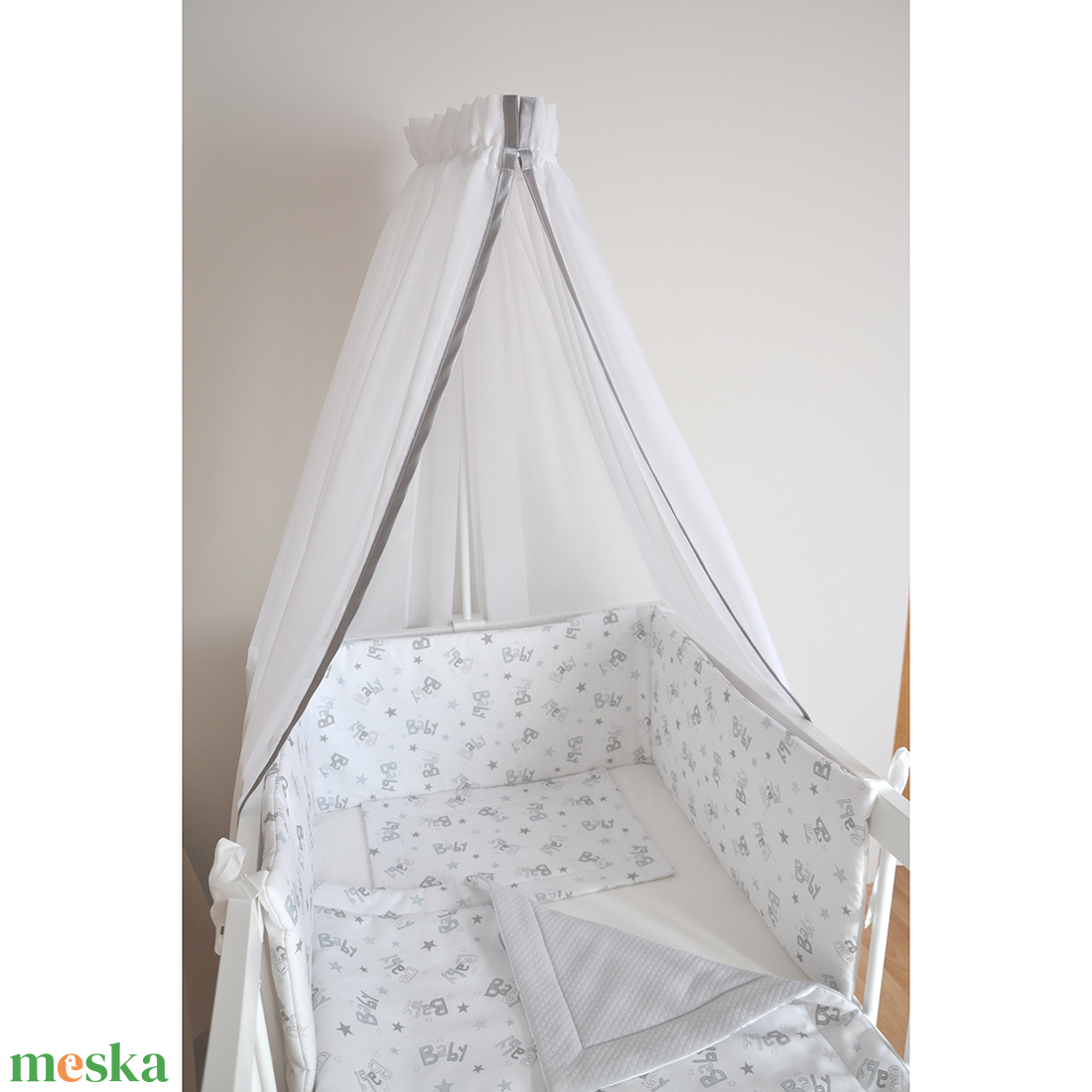 Baldachinos garnitúra kiságyba, szürke-fehér Baby feliratos anyagból babaágynemű szett - otthon & életmód - babaszoba, gyerekszoba - szett kiságyba - Meska.hu Baldachinos garnitúra kiságyba, szürke-fehér Baby feliratos anyagból babaágynemű szett - otthon & életmód - babaszoba, gyerekszoba - szett kiságyba - Meska.hu