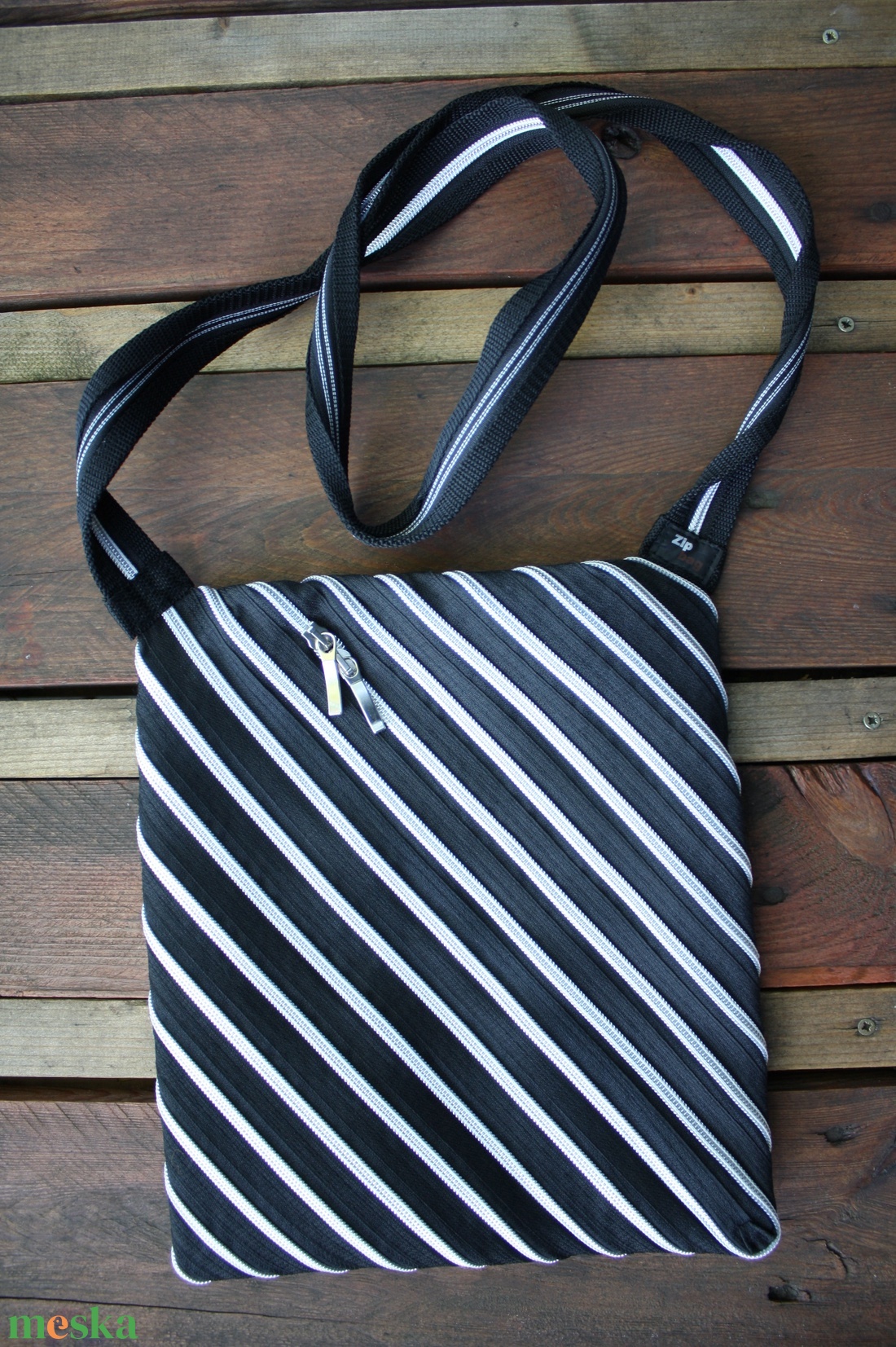 cipzártáska ezüst fekete átlós közepes - táska & tok - kézitáska & válltáska - vállon átvethető táska - Meska.hu