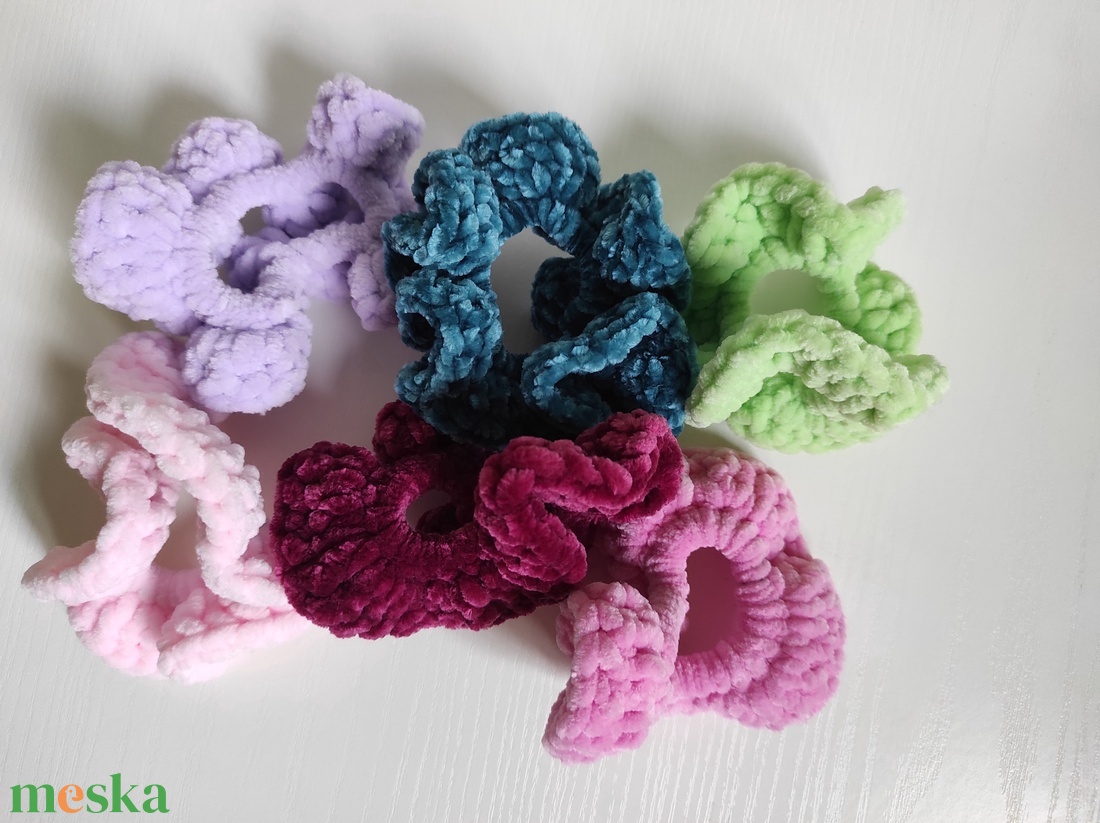 Horgolt plüss hajgumi - ruha & divat - hajdísz & hajcsat - hajgumi - Meska.hu